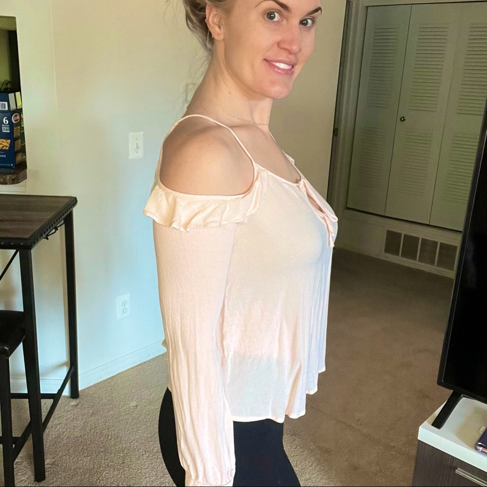 Medium ASTR light pink ruffle blouse